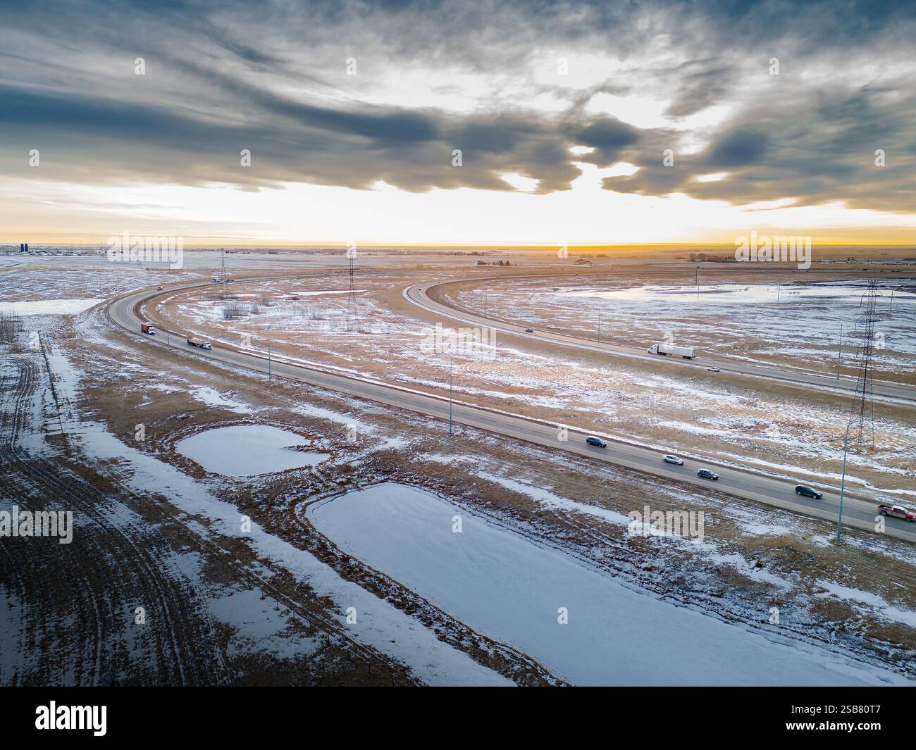 Il traffico della tangenziale durante l'alba con pendolari e semi-camion trasporta merci lungo Stoney Trail Calgary, Alberta Canada. Foto Stock
