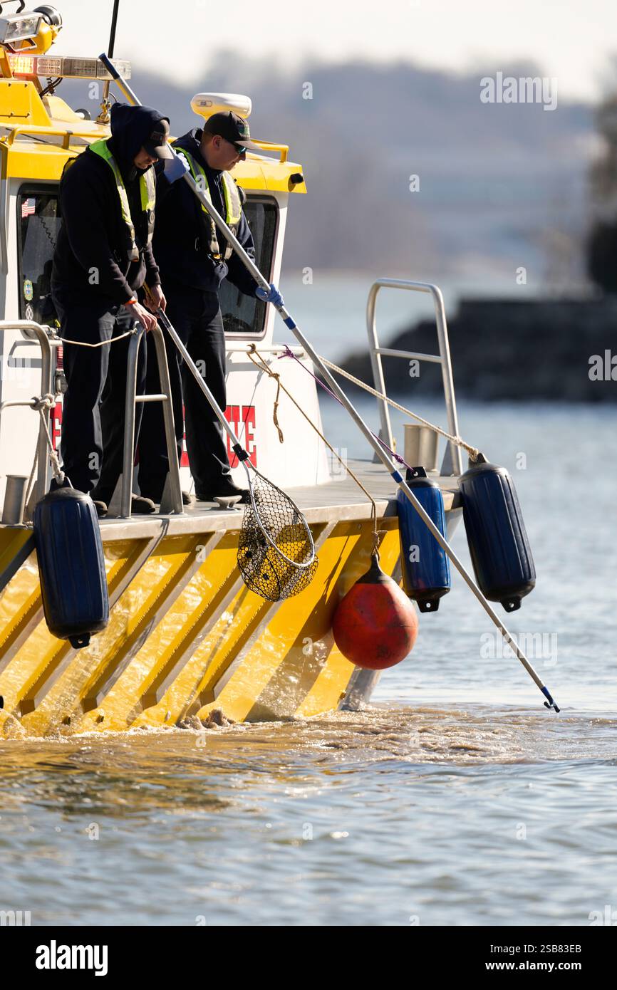 Members of a Fire and Rescue team search for debris on the Potomac ...