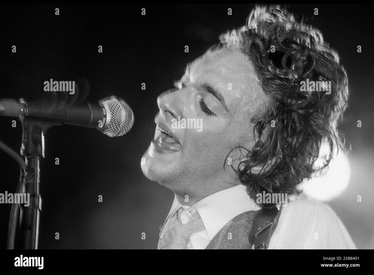 SUBCIRCUS, READING FESTIVAL, 1997: Peter Bradley della band Subcircus suona al Reading Festival, Reading, Regno Unito, il 22 agosto 1997. Fotografia: Rob Watkins. INFO: Subcircus è stato un gruppo musicale alternative rock britannico attivo alla fine degli anni '1990, noto per il loro stile teatrale e il suono influenzato dal glam. Il loro album di debutto, Carousel (1997), conteneva brani come 86'd e U Love U. si sciolsero nei primi anni '2000 Foto Stock