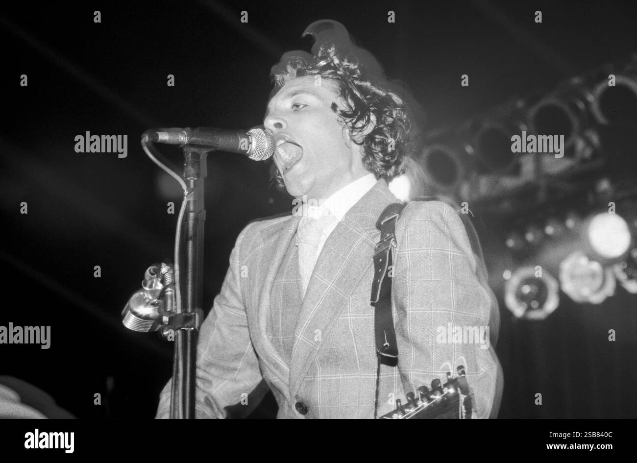 SUBCIRCUS, READING FESTIVAL, 1997: Peter Bradley della band Subcircus suona al Reading Festival, Reading, Regno Unito, il 22 agosto 1997. Fotografia: Rob Watkins. INFO: Subcircus è stato un gruppo musicale alternative rock britannico attivo alla fine degli anni '1990, noto per il loro stile teatrale e il suono influenzato dal glam. Il loro album di debutto, Carousel (1997), conteneva brani come 86'd e U Love U. si sciolsero nei primi anni '2000 Foto Stock