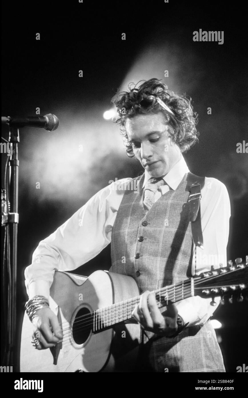 SUBCIRCUS, READING FESTIVAL, 1997: Peter Bradley della band Subcircus suona al Reading Festival, Reading, Regno Unito, il 22 agosto 1997. Fotografia: Rob Watkins. INFO: Subcircus è stato un gruppo musicale alternative rock britannico attivo alla fine degli anni '1990, noto per il loro stile teatrale e il suono influenzato dal glam. Il loro album di debutto, Carousel (1997), conteneva brani come 86'd e U Love U. si sciolsero nei primi anni '2000 Foto Stock