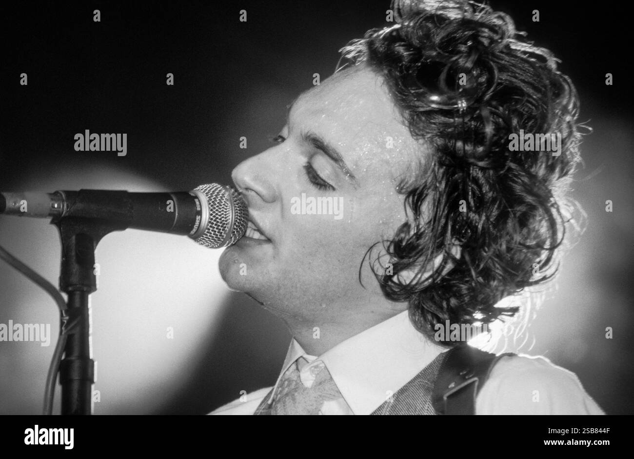 SUBCIRCUS, READING FESTIVAL, 1997: Peter Bradley della band Subcircus suona al Reading Festival, Reading, Regno Unito, il 22 agosto 1997. Fotografia: Rob Watkins. INFO: Subcircus è stato un gruppo musicale alternative rock britannico attivo alla fine degli anni '1990, noto per il loro stile teatrale e il suono influenzato dal glam. Il loro album di debutto, Carousel (1997), conteneva brani come 86'd e U Love U. si sciolsero nei primi anni '2000 Foto Stock