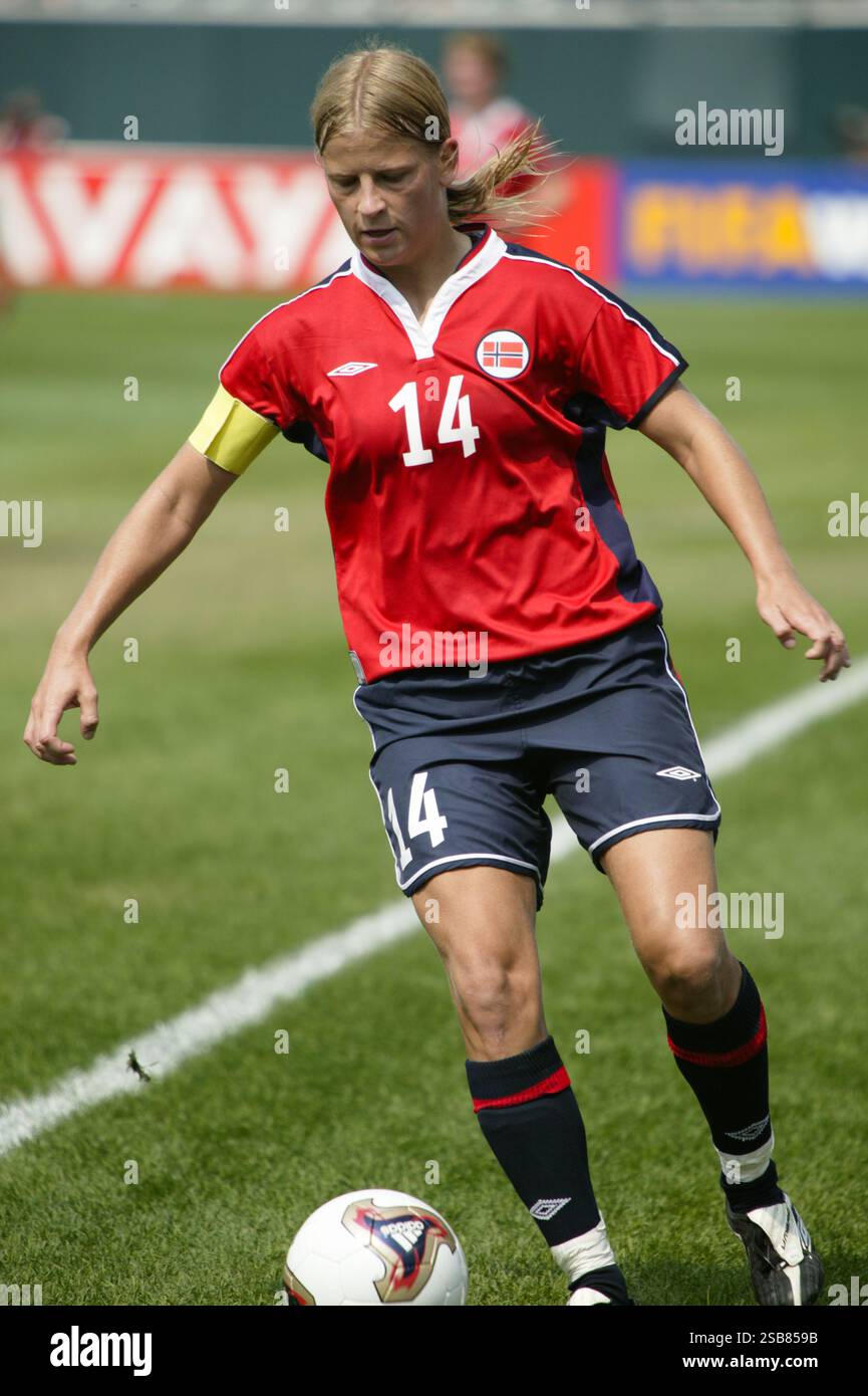 FILADELFIA - 20 SETTEMBRE: Il capitano norvegese Dagny Mellgren in azione durante una partita del gruppo B della Coppa del mondo femminile contro la Francia il 20 settembre 2003 al Lincoln Financial Field di Filadelfia, Pennsylvania. Solo per uso editoriale. Uso commerciale vietato. (Fotografia di Jonathan Paul Larsen / Diadem Images) Foto Stock