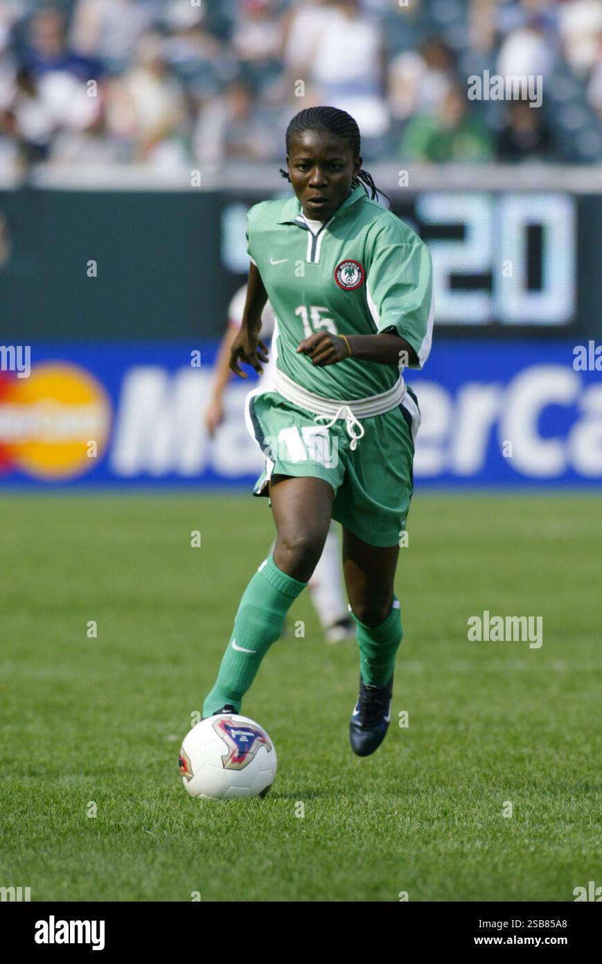Maureen Mmadu della Nigeria in azione durante una partita del gruppo A della Coppa del mondo femminile FIFA contro la Corea del Nord il 20 settembre 2003 al Lincoln Financial Field di Philadelphia, Pennsylvania. Solo per uso editoriale. Uso commerciale vietato. (Fotografia di Jonathan Paul Larsen / Diadem Images) Foto Stock