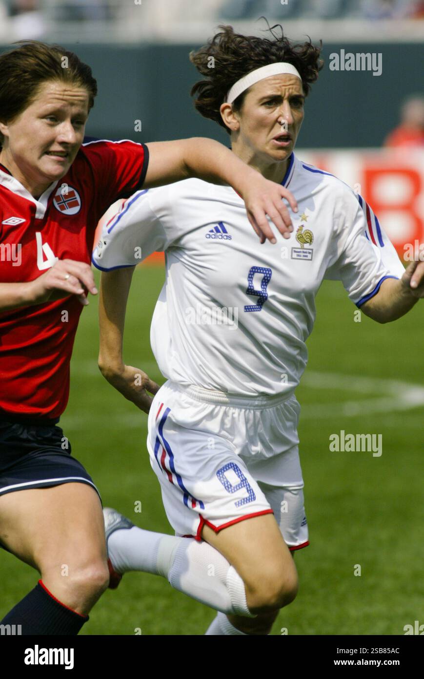 La francese Marinette Pichon (9) combatte contro la Norvegia in azione durante una partita del gruppo B della Coppa del mondo femminile FIFA contro la Norvegia il 20 settembre 2003 al Lincoln Financial Field di Philadelphia, Pennsylvania. Solo per uso editoriale. Uso commerciale vietato. (Fotografia di Jonathan Paul Larsen / Diadem Images) Foto Stock