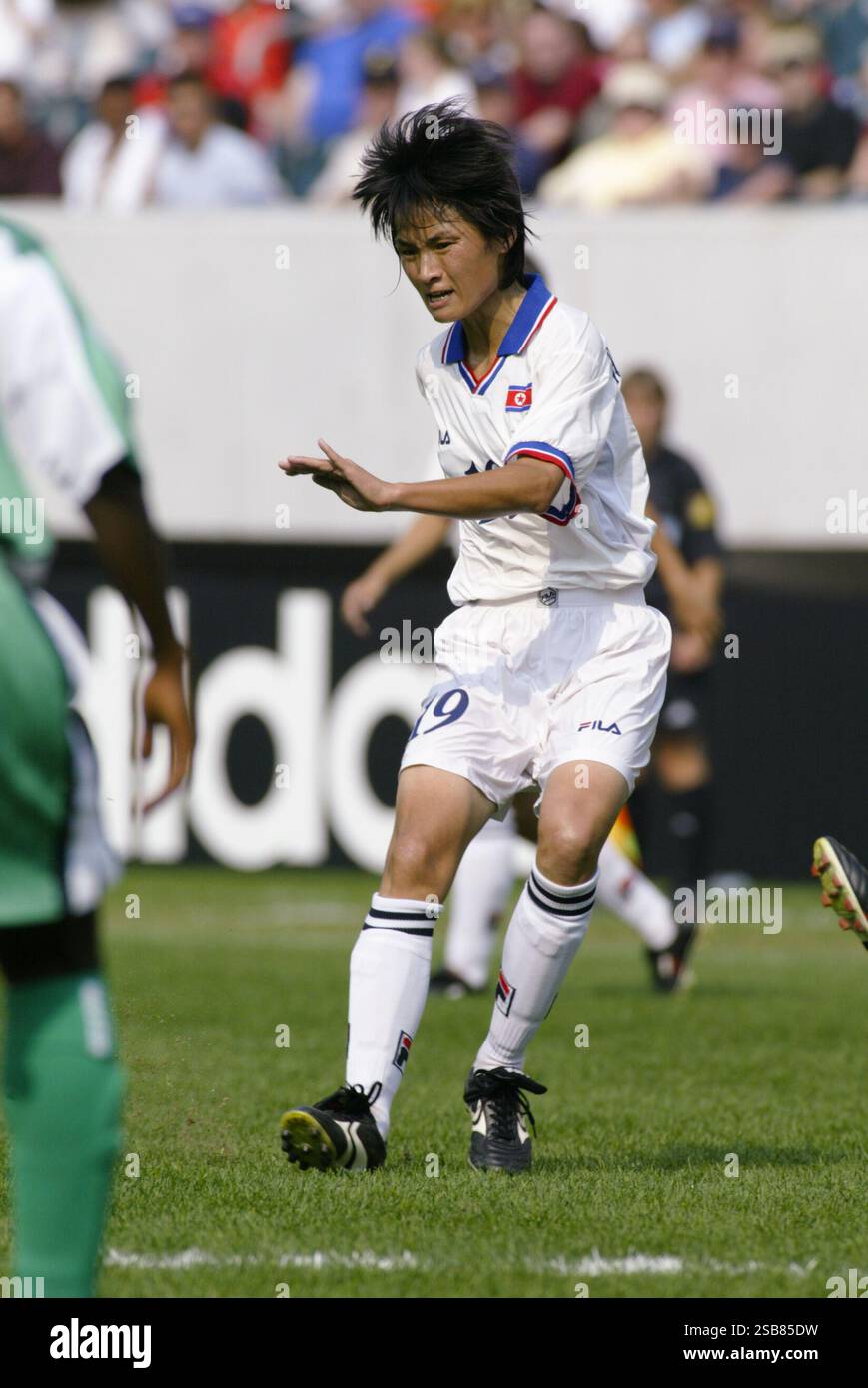 Ri Hyang-ok della Corea del Nord in azione durante una partita del gruppo A della Coppa del mondo femminile FIFA contro la Nigeria il 20 settembre 2003 al Lincoln Financial Field di Philadelphia, Pennsylvania. Solo per uso editoriale. Uso commerciale vietato. (Fotografia di Jonathan Paul Larsen / Diadem Images) Foto Stock