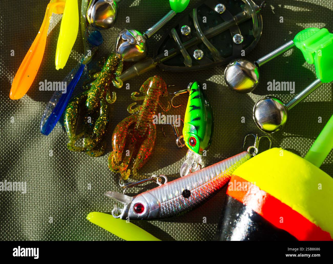 Attrezzi da pesca su sfondo telone. Sfondo per un tema di pesca. Foto Stock