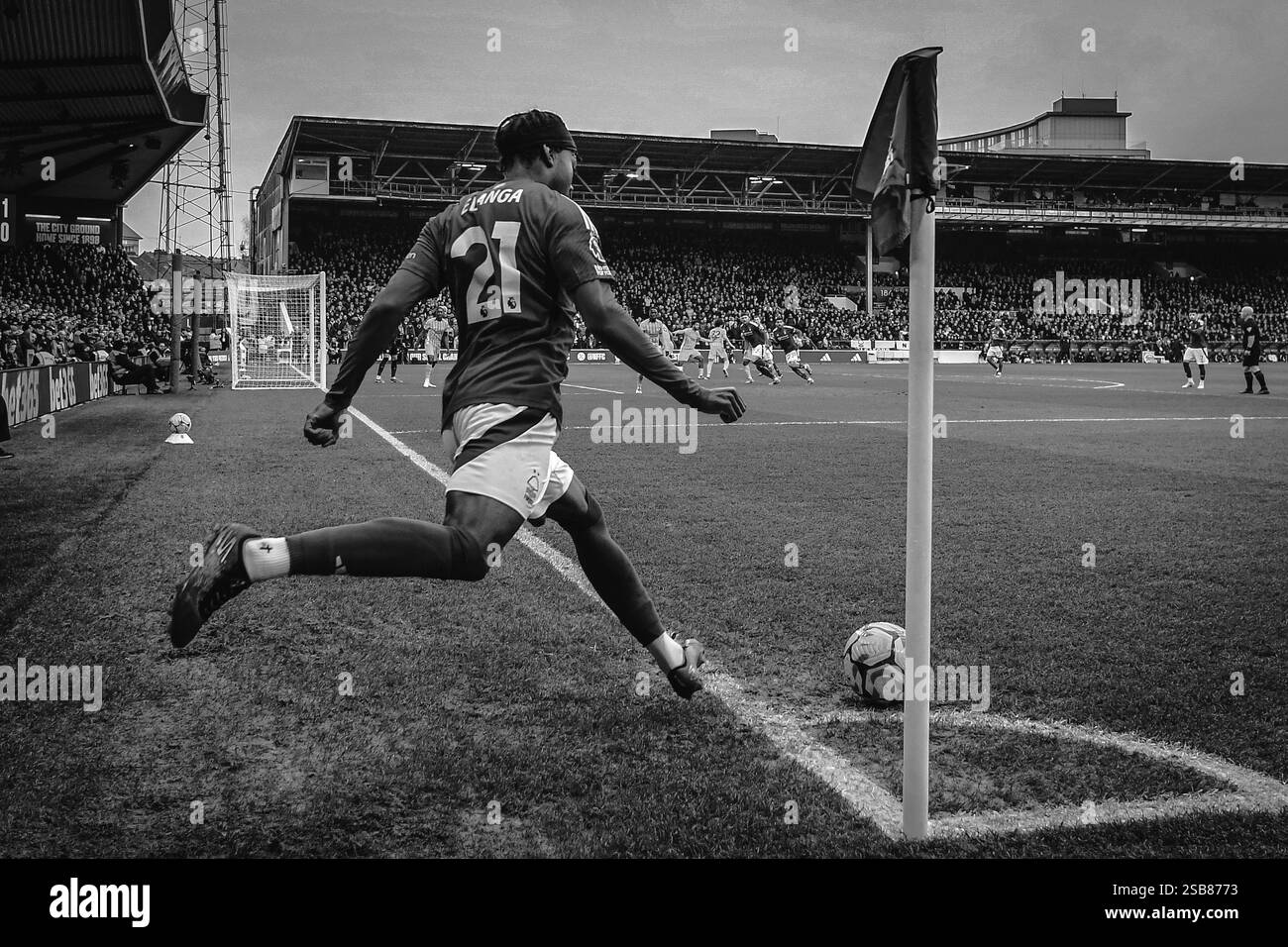 Anthony Elanga del Nottingham Forest prende un angolo che porta al suo secondo gol durante la partita di Premier League tra Nottingham Forest e Brighton e Hove Albion al City Ground di Nottingham sabato 1 febbraio 2025. (Foto: Jon Hobley | mi News) crediti: MI News & Sport /Alamy Live News Foto Stock