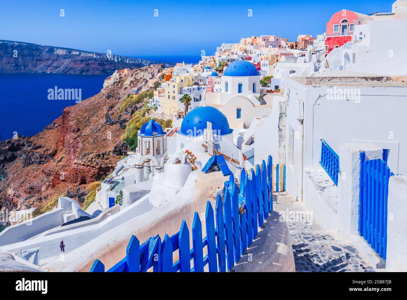 Oia, Santorini, splendido villaggio con case bianche, chiese dalla cupola blu e vedute della caldera che si affaccia sul Mar Egeo, Grecia. Foto Stock