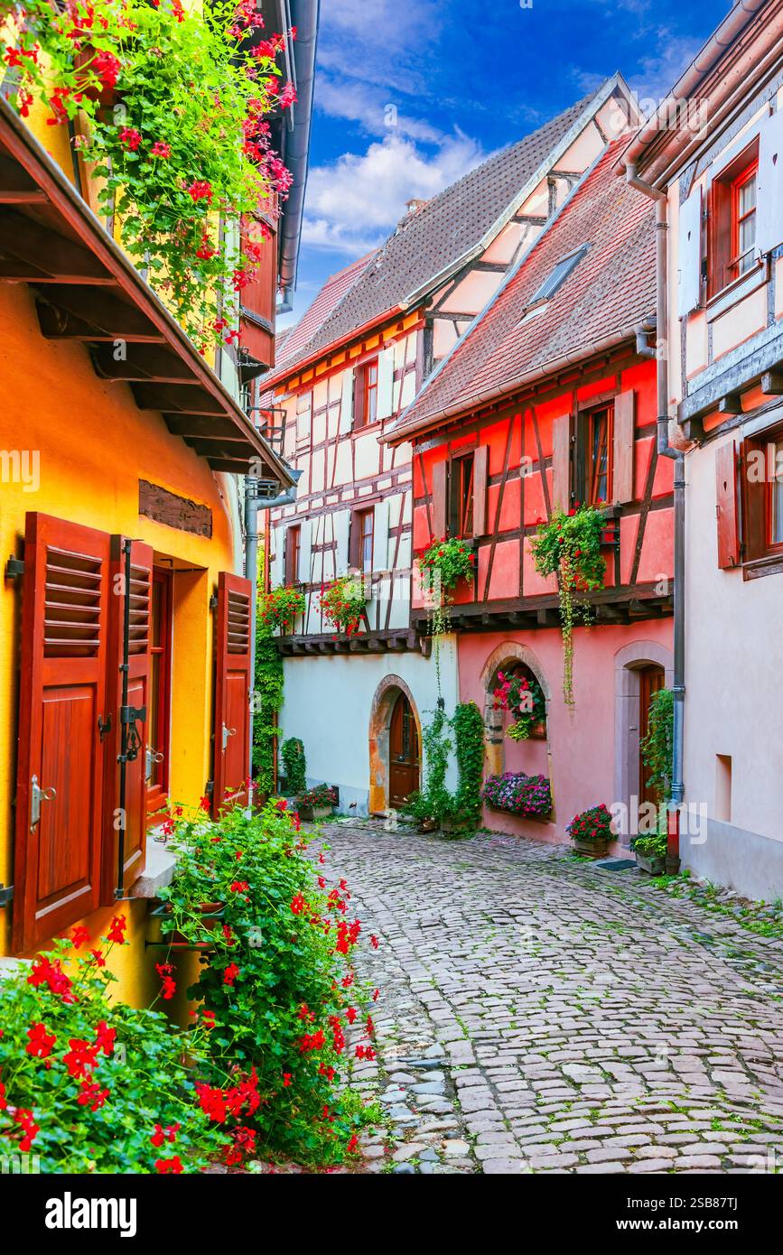 Eguisheim, Alsazia - Francia. Splendido villaggio francese, case colorate e in legno, strade acciottolate, fascino medievale. Foto Stock