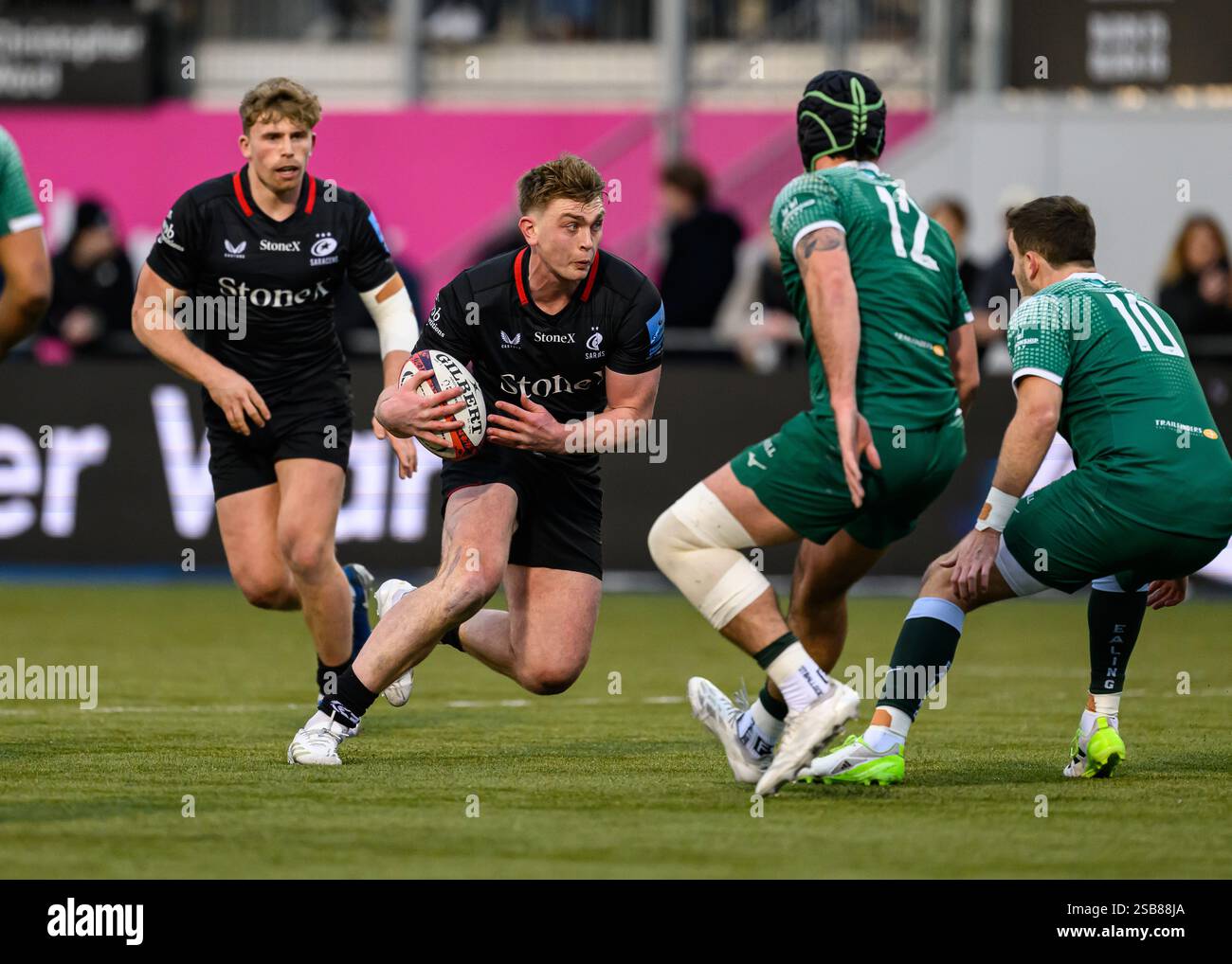 LONDRA, REGNO UNITO. 01 febbraio 25. Olly Hartley dei Saracens (centro) viene affrontato durante la Premiership Rugby Cup Saracens Men vs Ealing Trailfinders allo Stonex Stadium sabato 1 febbraio 2025. LONDRA, INGHILTERRA. Crediti: Taka G Wu/Alamy Live News Foto Stock
