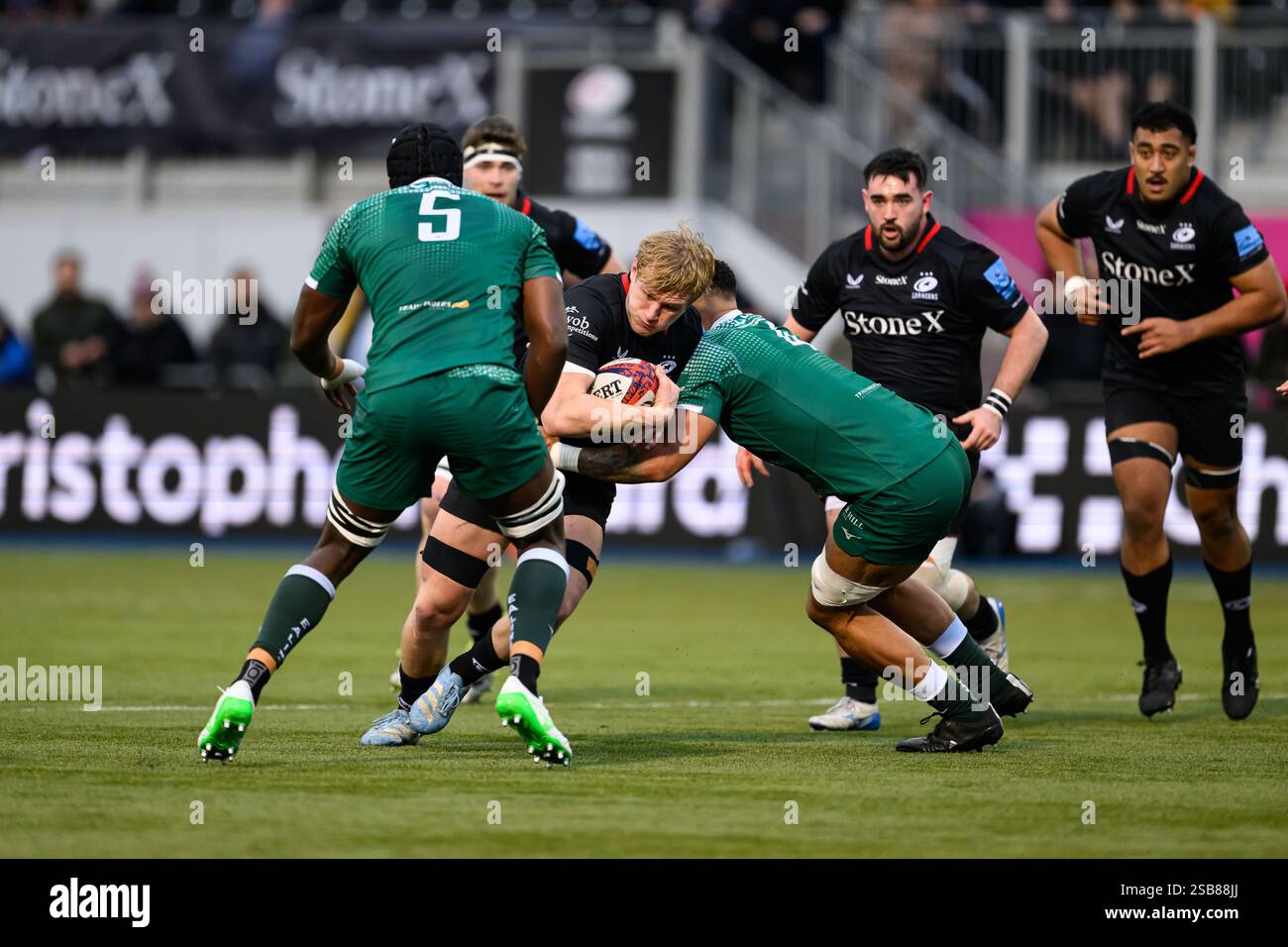 LONDRA, REGNO UNITO. 01 febbraio 25. Nathan Michelow dei Saracens (capitano) (centro) viene affrontato durante la Premiership Rugby Cup Saracens Men vs Ealing Trailfinders allo Stonex Stadium sabato 1 febbraio 2025. LONDRA, INGHILTERRA. Crediti: Taka G Wu/Alamy Live News Foto Stock