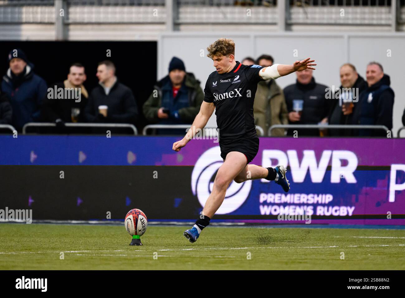 LONDRA, REGNO UNITO. 01 febbraio 25. Jouie Johnson dei Saracens prende un calcio di conversione durante la Premiership Rugby Cup Saracens Men vs Ealing Trailfinders allo Stonex Stadium sabato 1 febbraio 2025. LONDRA, INGHILTERRA. Crediti: Taka G Wu/Alamy Live News Foto Stock