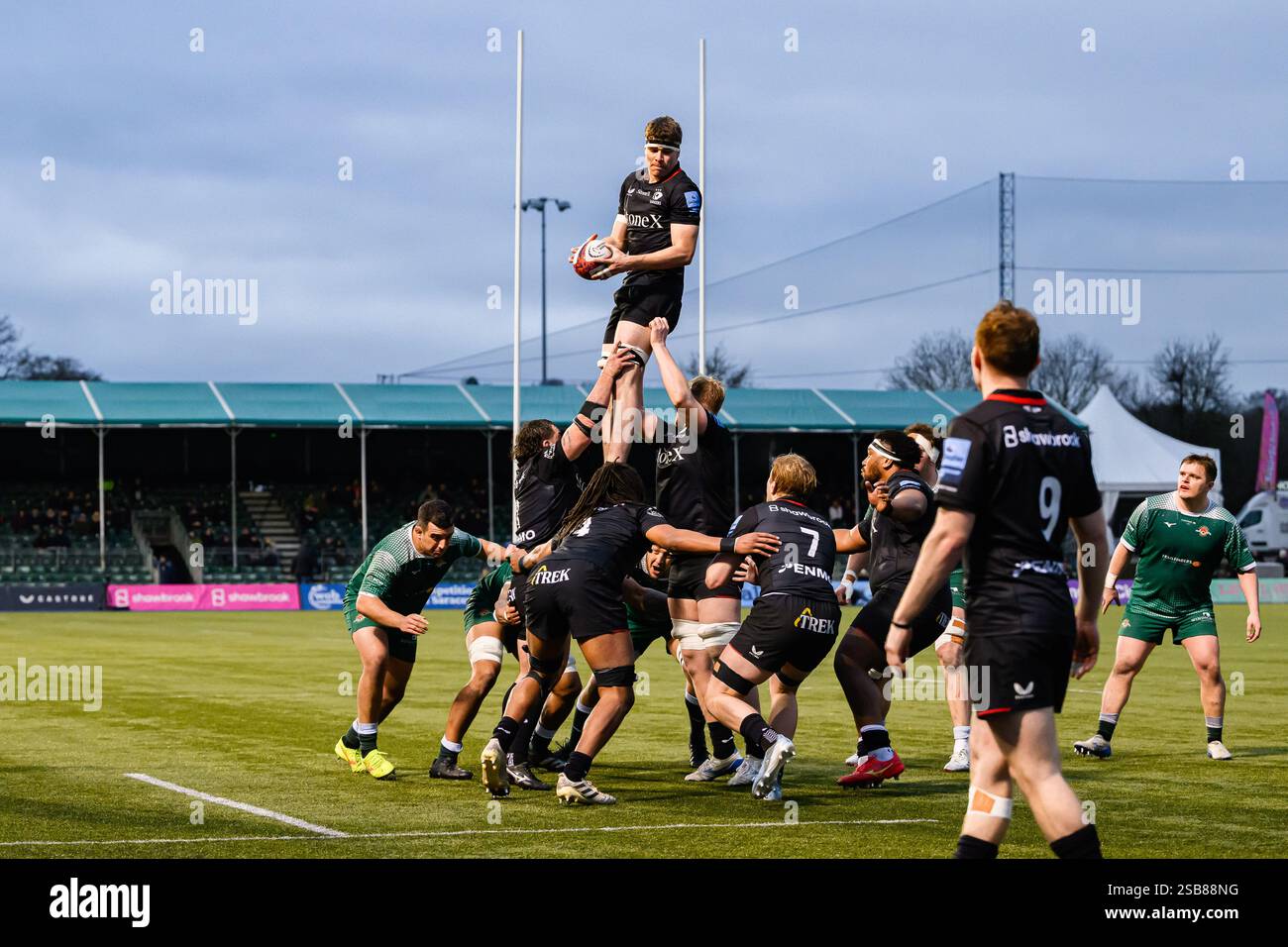 LONDRA, REGNO UNITO. 01 febbraio 25. Max Eke dei Saracens (centro) in azione durante la Premiership Rugby Cup Saracens Men vs Ealing Trailfinders allo Stonex Stadium sabato 1 febbraio 2025. LONDRA, INGHILTERRA. Crediti: Taka G Wu/Alamy Live News Foto Stock