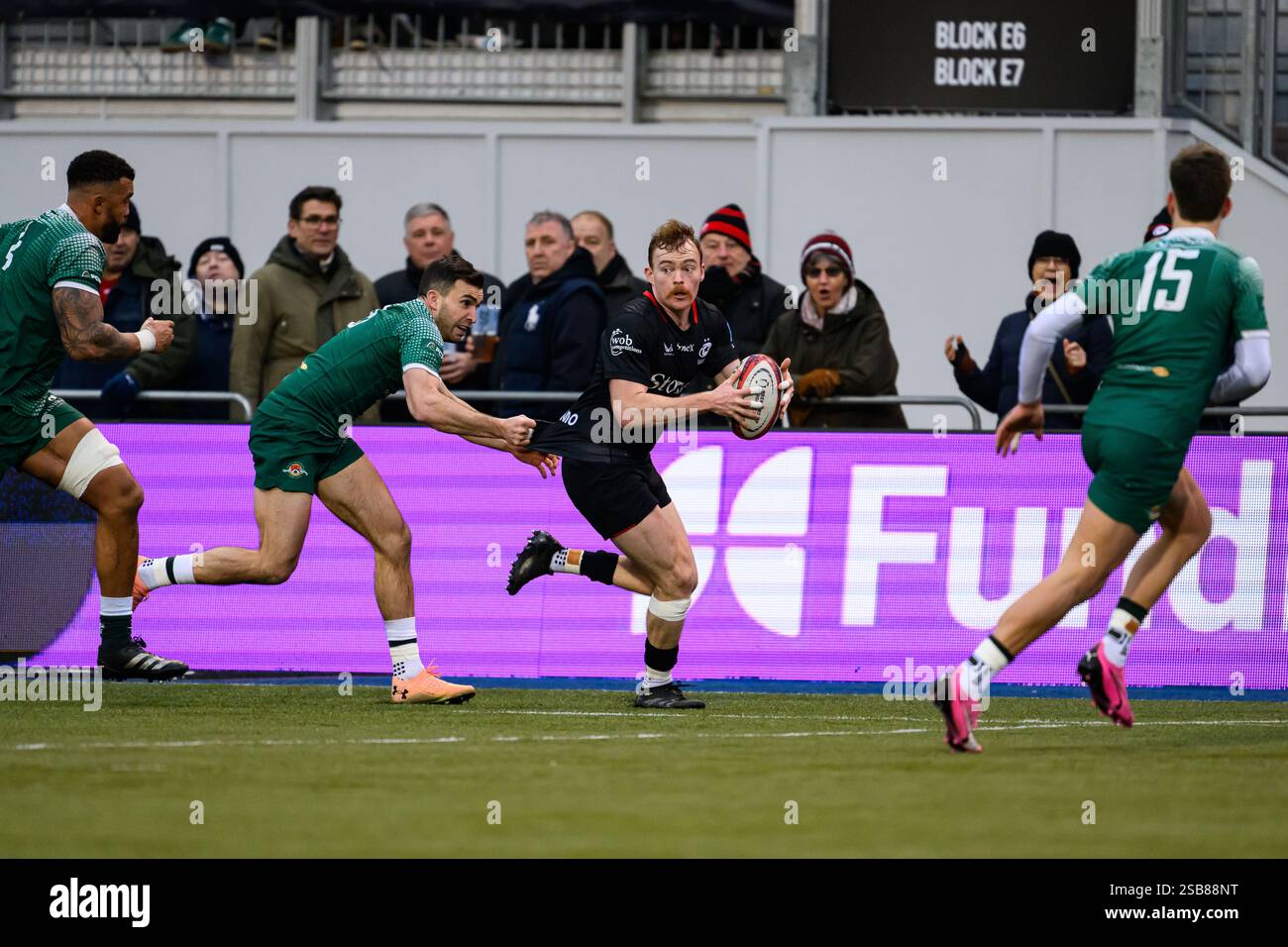 LONDRA, REGNO UNITO. 01 febbraio 25. Gareth Simpson dei Saracens (a destra) in azione durante la Premiership Rugby Cup Saracens Men vs Ealing Trailfinders allo Stonex Stadium sabato 1 febbraio 2025. LONDRA, INGHILTERRA. Crediti: Taka G Wu/Alamy Live News Foto Stock