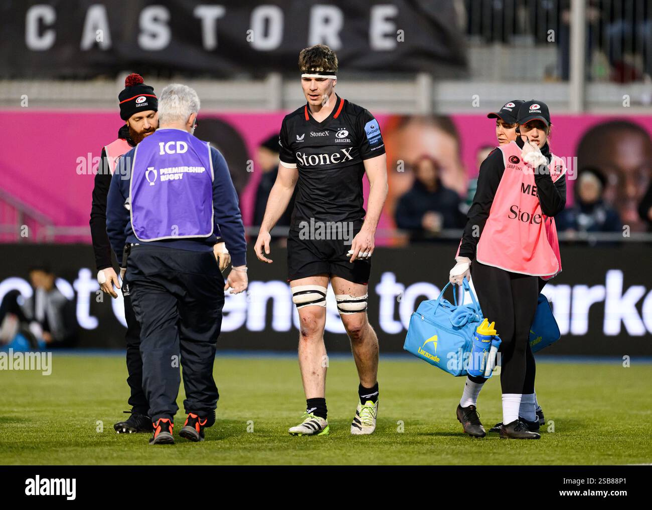 LONDRA, REGNO UNITO. 01 febbraio 25. Max Eke dei Saracens (centro) è stato curato dai medici dopo un infortunio durante la Premiership Rugby Cup Saracens Men vs Ealing Trailfinders allo Stonex Stadium sabato 1 febbraio 2025. LONDRA, INGHILTERRA. Crediti: Taka G Wu/Alamy Live News Foto Stock