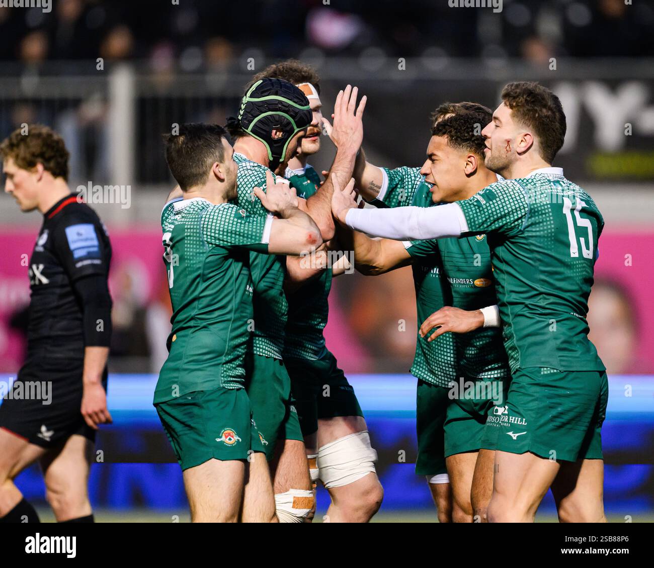 LONDRA, REGNO UNITO. 01 febbraio 25. Reuben Bird-Tulloch di Ealing Trailfinders (2° a destra) festeggia con i compagni di squadra dopo aver segnato una meta per la sua squadra durante la Premiership Rugby Cup Saracens Men vs Ealing Trailfinders allo Stonex Stadium sabato 1 febbraio 2025. LONDRA, INGHILTERRA. Crediti: Taka G Wu/Alamy Live News Foto Stock