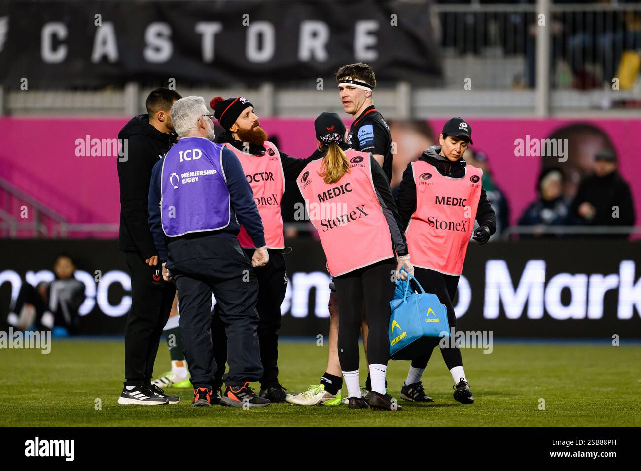 LONDRA, REGNO UNITO. 01 febbraio 25. Max Eke dei Saracens (centro) è stato curato dai medici dopo un infortunio durante la Premiership Rugby Cup Saracens Men vs Ealing Trailfinders allo Stonex Stadium sabato 1 febbraio 2025. LONDRA, INGHILTERRA. Crediti: Taka G Wu/Alamy Live News Foto Stock