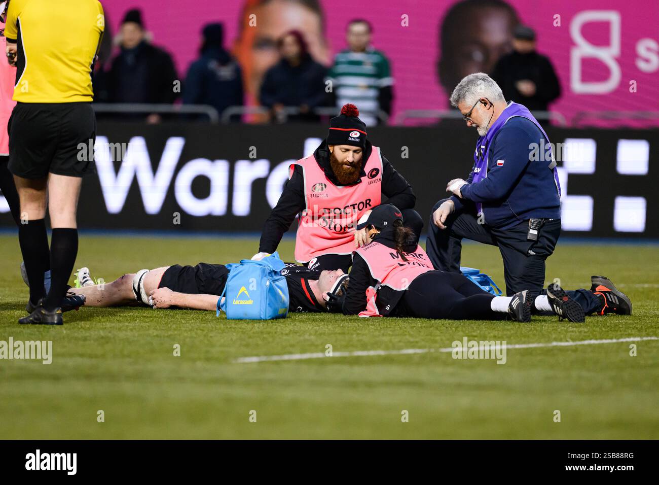 LONDRA, REGNO UNITO. 01 febbraio 25. Max Eke dei Saracens (centro) è stato curato dai medici dopo un infortunio durante la Premiership Rugby Cup Saracens Men vs Ealing Trailfinders allo Stonex Stadium sabato 1 febbraio 2025. LONDRA, INGHILTERRA. Crediti: Taka G Wu/Alamy Live News Foto Stock