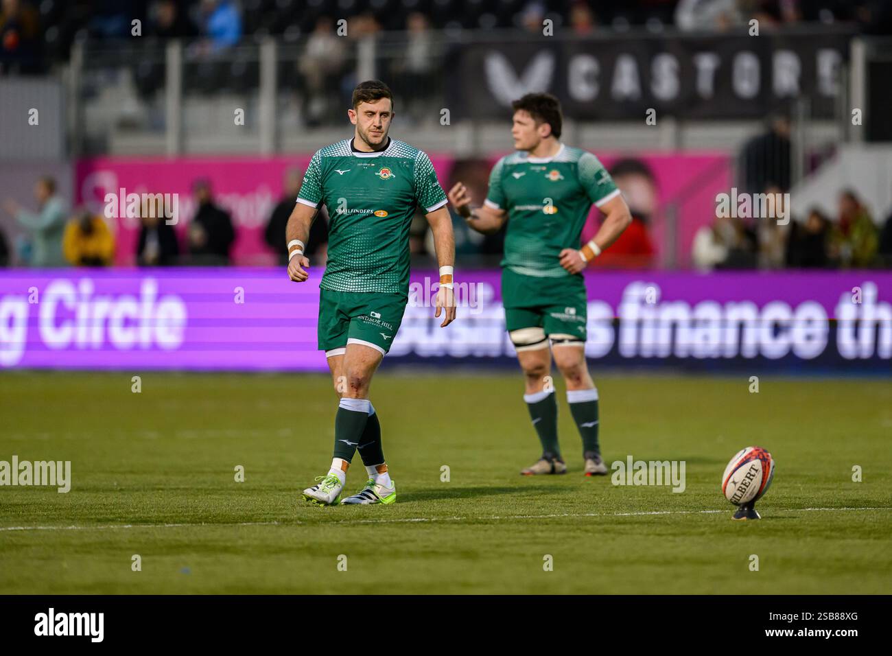 LONDRA, REGNO UNITO. 01 febbraio 25. Dan Jones di Ealing Trailfinders (a sinistra) prende un calcio di conversione durante la Premiership Rugby Cup Saracens Men vs Ealing Trailfinders allo Stonex Stadium sabato 1 febbraio 2025. LONDRA, INGHILTERRA. Crediti: Taka G Wu/Alamy Live News Foto Stock