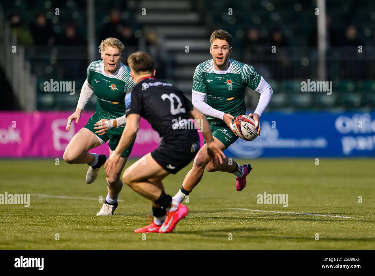 LONDRA, REGNO UNITO. 01 febbraio 25. Tobi Wilson di Ealing Trailfinders (a destra) in azione durante Premiership Rugby Cup Saracens Men vs Ealing Trailfinders allo Stonex Stadium sabato 1 febbraio 2025. LONDRA, INGHILTERRA. Crediti: Taka G Wu/Alamy Live News Foto Stock