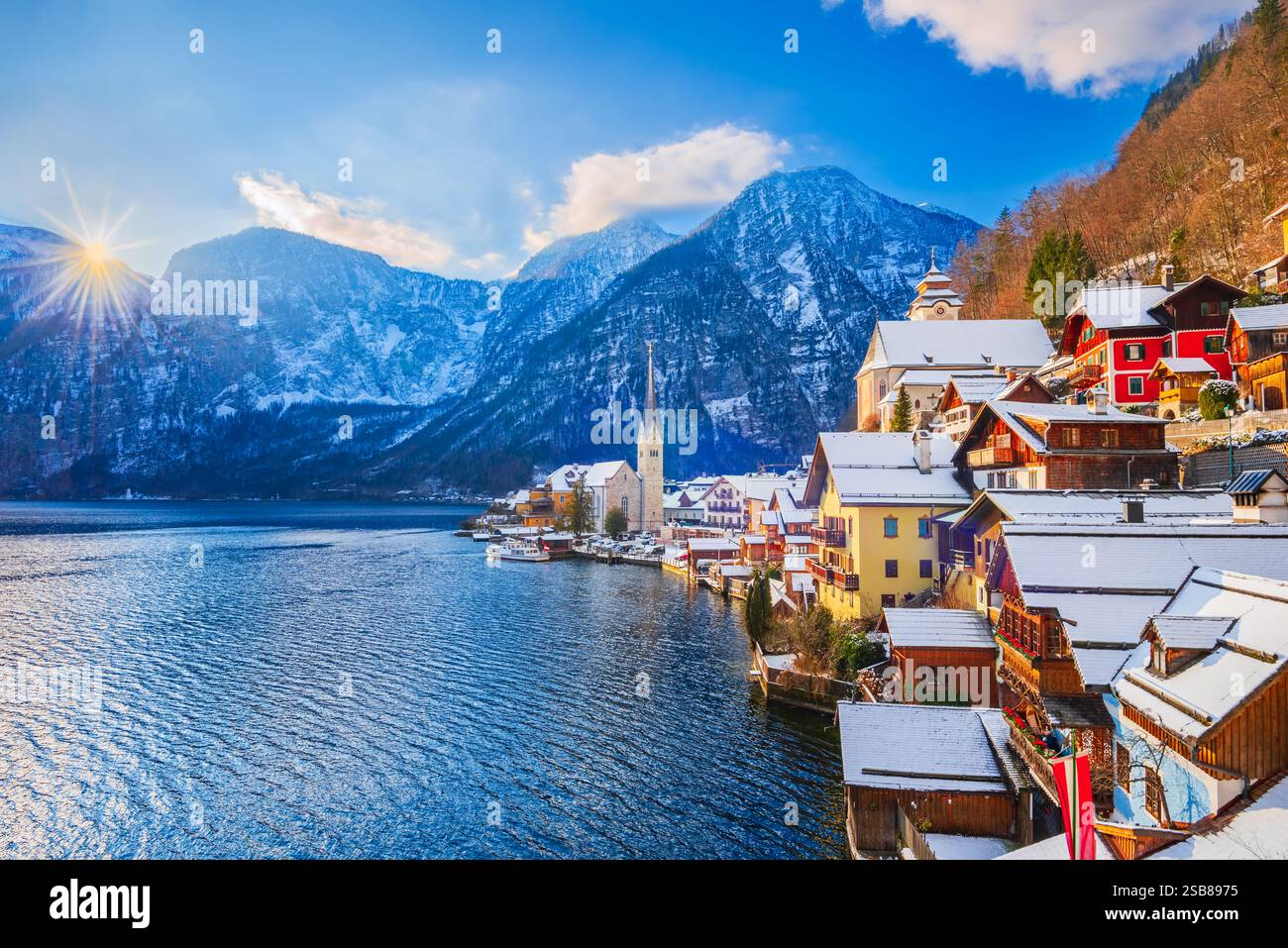 Hallstatt, Austria. Idilliaco villaggio alpino innevato, tranquillo lago, montagne maestose e soleggiato fascino invernale, alta Austria. Foto Stock