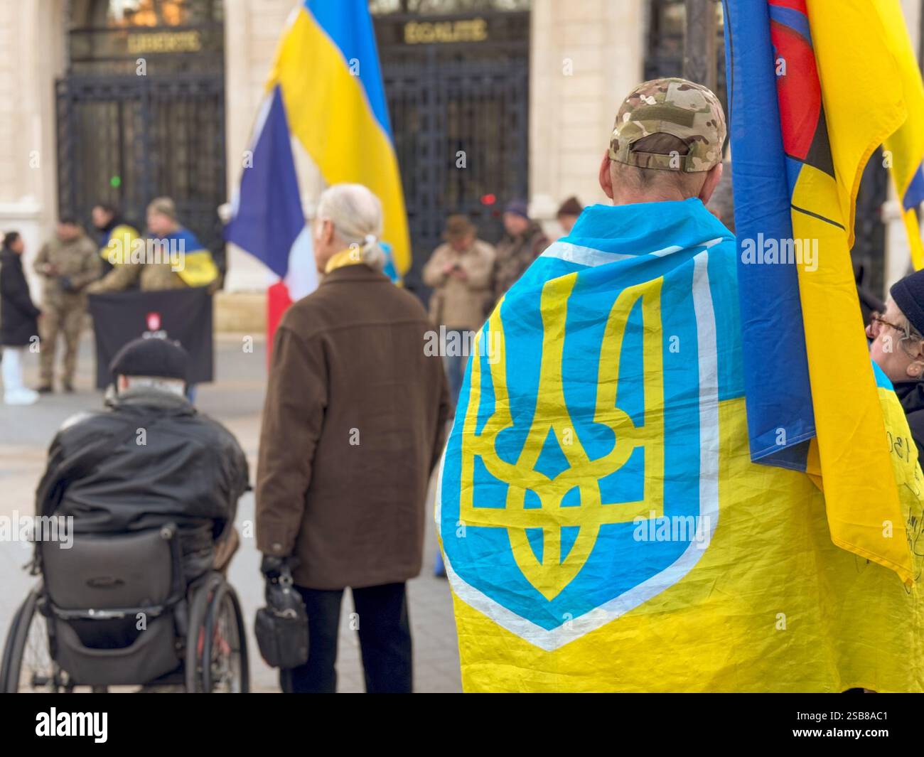 I sostenitori si riuniscono per mostrare unità con l'Ucraina in una vivace manifestazione all'aperto Foto Stock