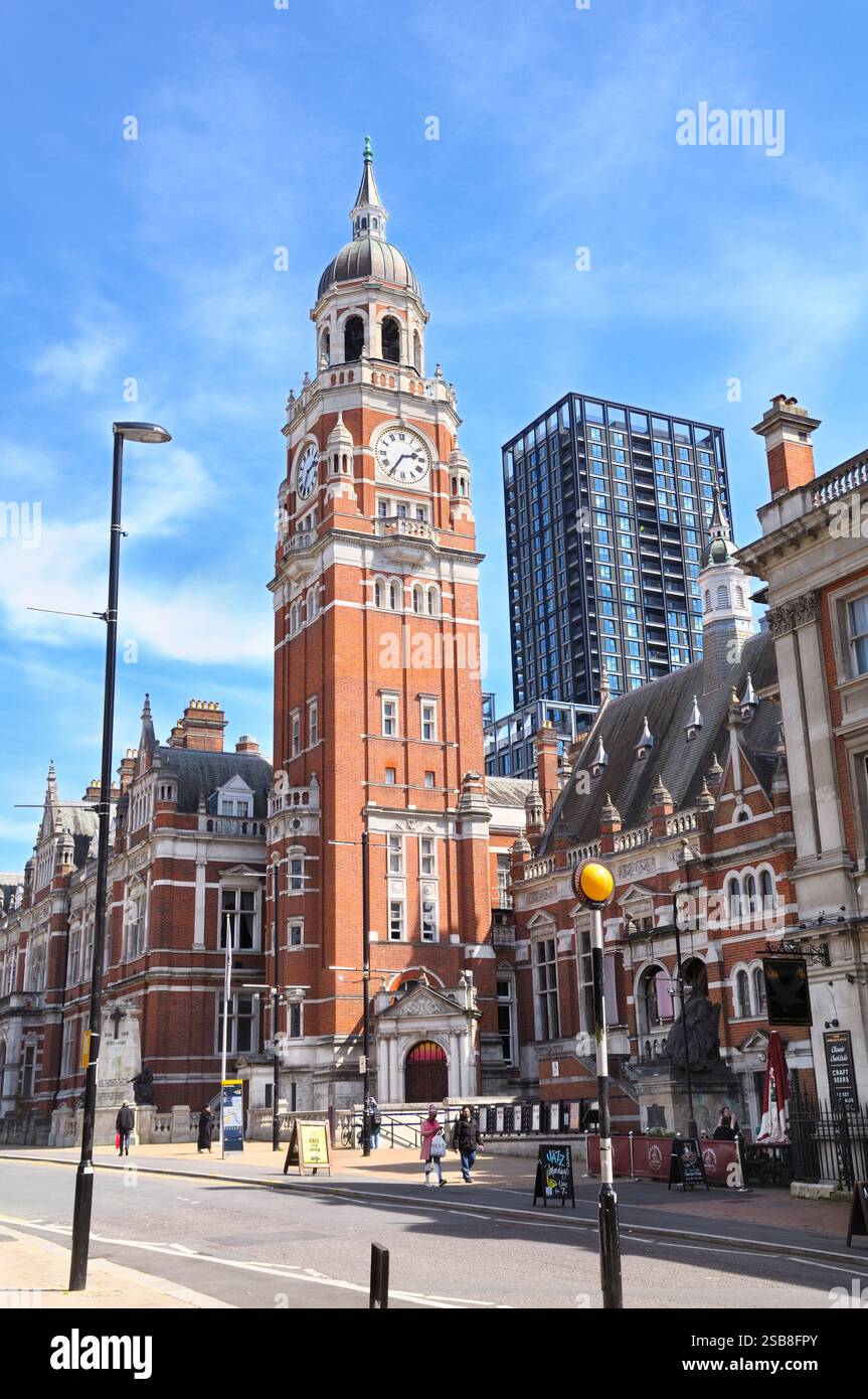 La torre dell'orologio di Croydon fa parte del municipio del XIX secolo ed è stata aperta come complesso artistico e museale dalla regina Elisabetta II nel 1994. Inghilterra, Regno Unito Foto Stock