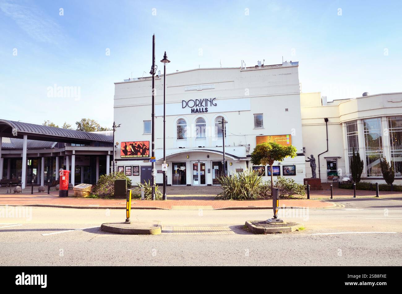 Costruito nel 1931, Dorking Halls è un teatro e cinema Art Deco situato in cima alla strada principale nella città mercato di Dorking, Surrey, Inghilterra, Regno Unito Foto Stock