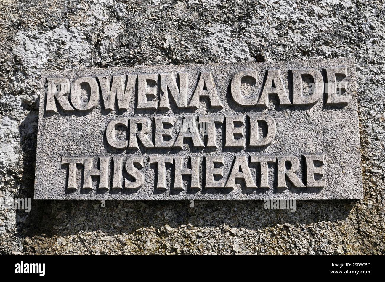 Targa in pietra goffrata dedicata a Rowena Cade (1893-1983), la donna ispiratrice che ha creato il Minack Theatre. Porthcurno, Cornovaglia, Inghilterra, Regno Unito Foto Stock