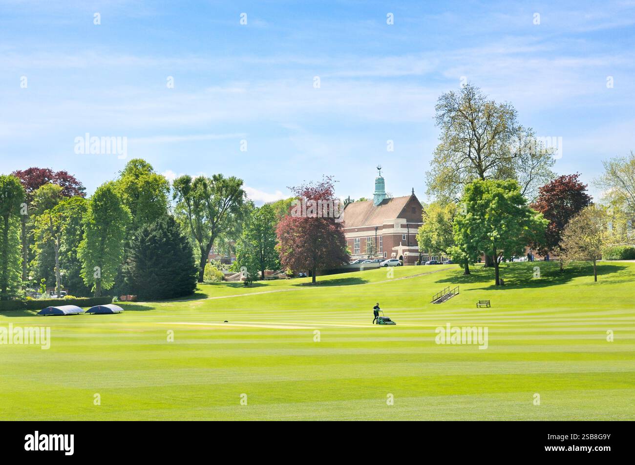 Groundsman mantiene il campo sportivo alla Whitgift School, una delle migliori scuole private indipendenti a South Croydon, Greater London, Inghilterra, Regno Unito. Scuole pubbliche Foto Stock