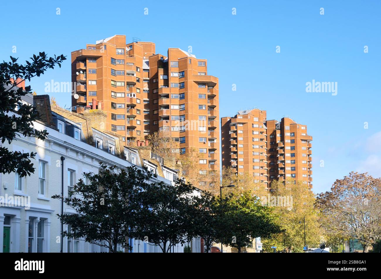 Due edifici a torre in mattoni rossi brutalisti sulla World's End Estate, una grande tenuta residenziale a Chelsea, uno dei quartieri più ricchi di Londra, Inghilterra, Regno Unito Foto Stock