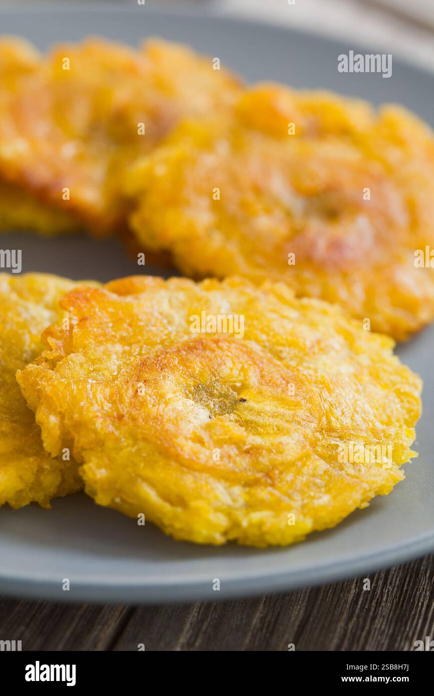 Tostoni o patacones, croccanti fette di plantain fritte, tipico e tradizionale spuntino latino-americano e accompagnamento (messa a fuoco selettiva) Foto Stock