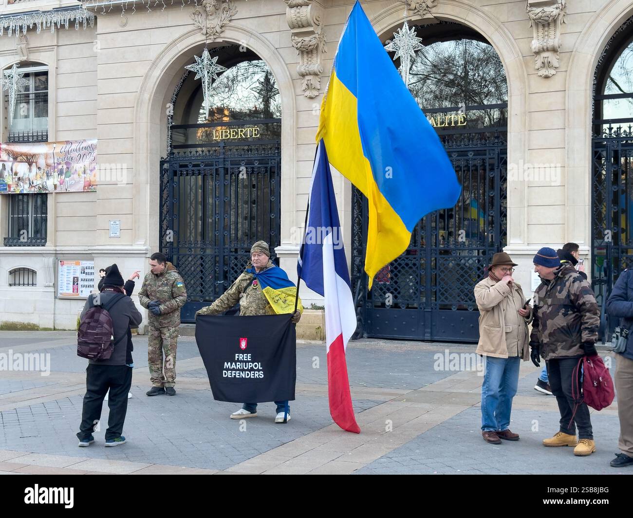 Attivisti che si radunano per i difensori di Mariupol di fronte all'edificio storico Foto Stock