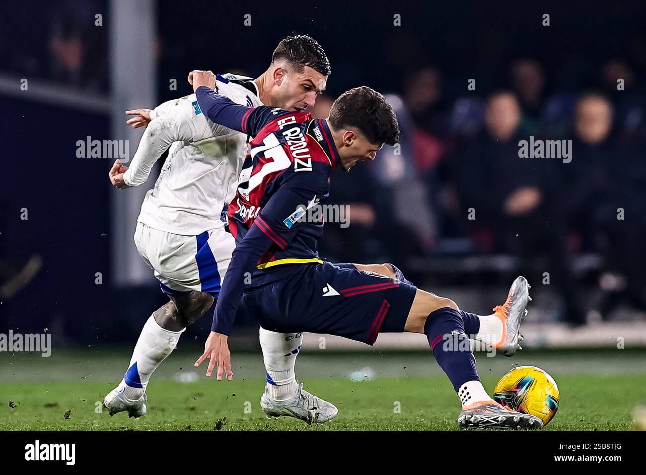 Oussama El Azzouzi (Bologna) Gabriel Strefezza (Como) durante la partita italiana di serie A tra Bologna 2-0 Como allo Stadio Renato Dallara il 1 febbraio 2025 a Bologna. Crediti: Maurizio Borsari/AFLO/Alamy Live News Foto Stock