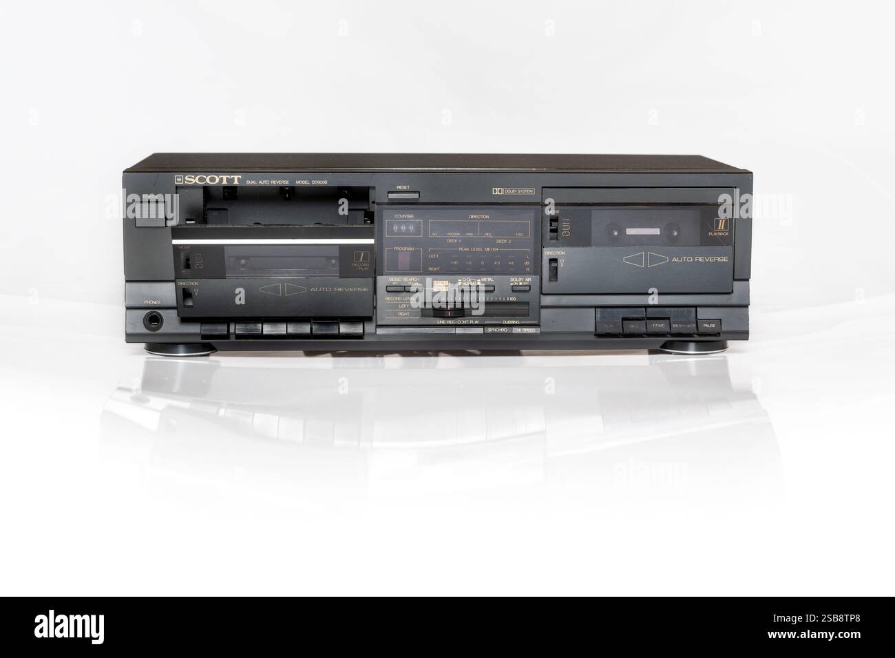 Deck per cassette su sfondo bianco - doppio lettore a nastro vintage senza sfondo per ritaglio Foto Stock