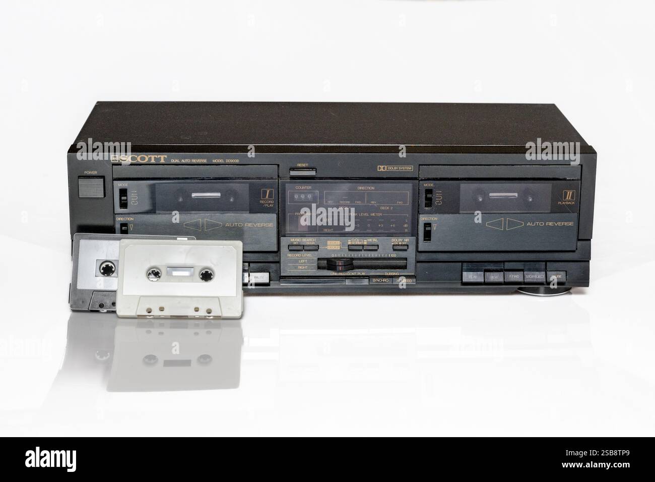 Deck per cassette su sfondo bianco - doppio lettore a nastro vintage senza sfondo per ritaglio Foto Stock