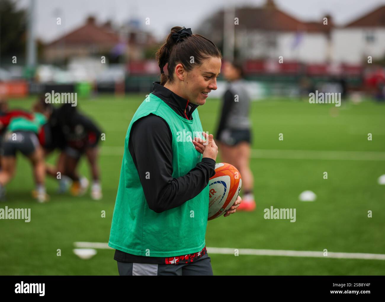 Londra, Regno Unito. 1 febbraio 2025. Gabrielle Senft (Saracens) si scalda prima della partita Trailfinders Women vs Saracens Women al Vallis Way Stadium per la 16a giornata della Premiership Women's Rugby 2024/25. UK © ️ crediti: Elsie Kibue/Alamy Live News Foto Stock