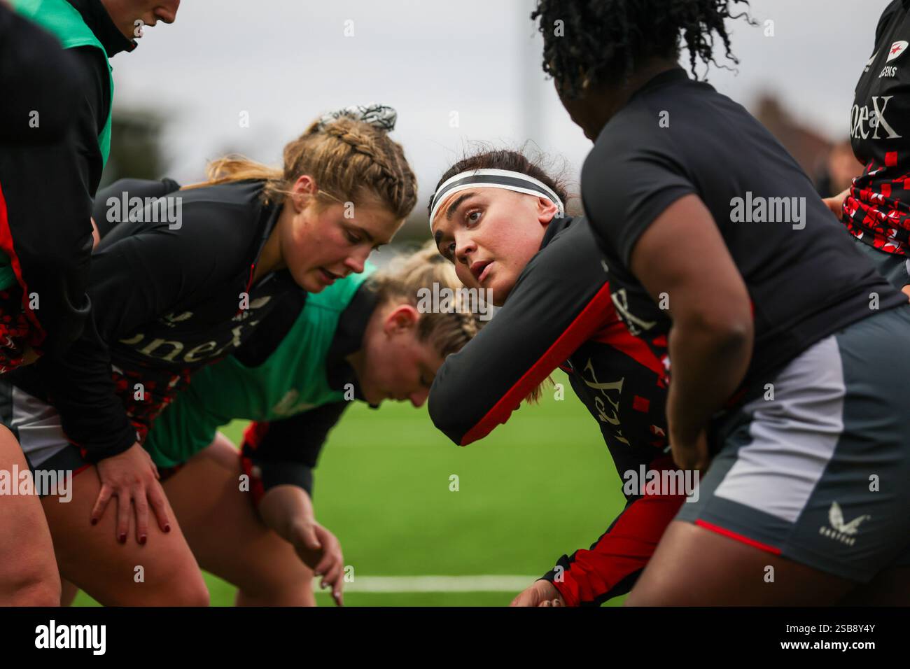 Londra, Regno Unito. 1 febbraio 2025. May Campbell (Co-capitano Saracens) (l) e Bryony Field (Saracens) (r) si riscaldano prima della partita Trailfinders Women vs Saracens Women al Vallis Way Stadium per la 16a giornata della stagione 2024/25 di rugby femminile di Premiership. UK © ️ crediti: Elsie Kibue/Alamy Live News Foto Stock