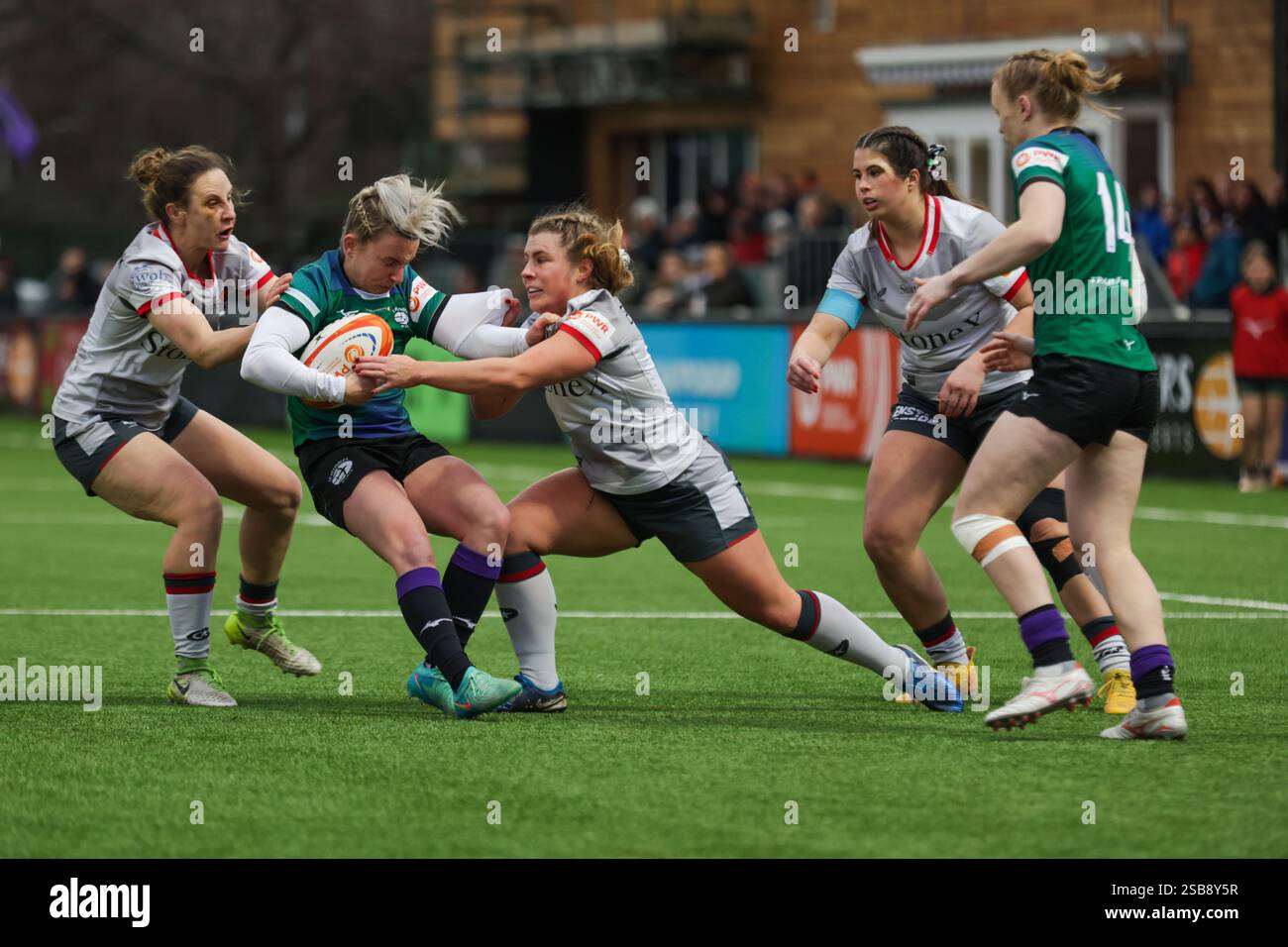 Londra, Regno Unito. 1 febbraio 2025. Chloe Rollie (Trailfinders) con il pallone come May Campbell (Co-capitano Saracens) (r) e Sarah McKenna (Saracens) (l) che va a placcare durante il Trailfinders Women vs Saracens Women Match al Vallis Way Stadium per la 16a giornata della Premiership Women's Rugby 2024/25. UK © ️ crediti: Elsie Kibue/Alamy Live News Foto Stock