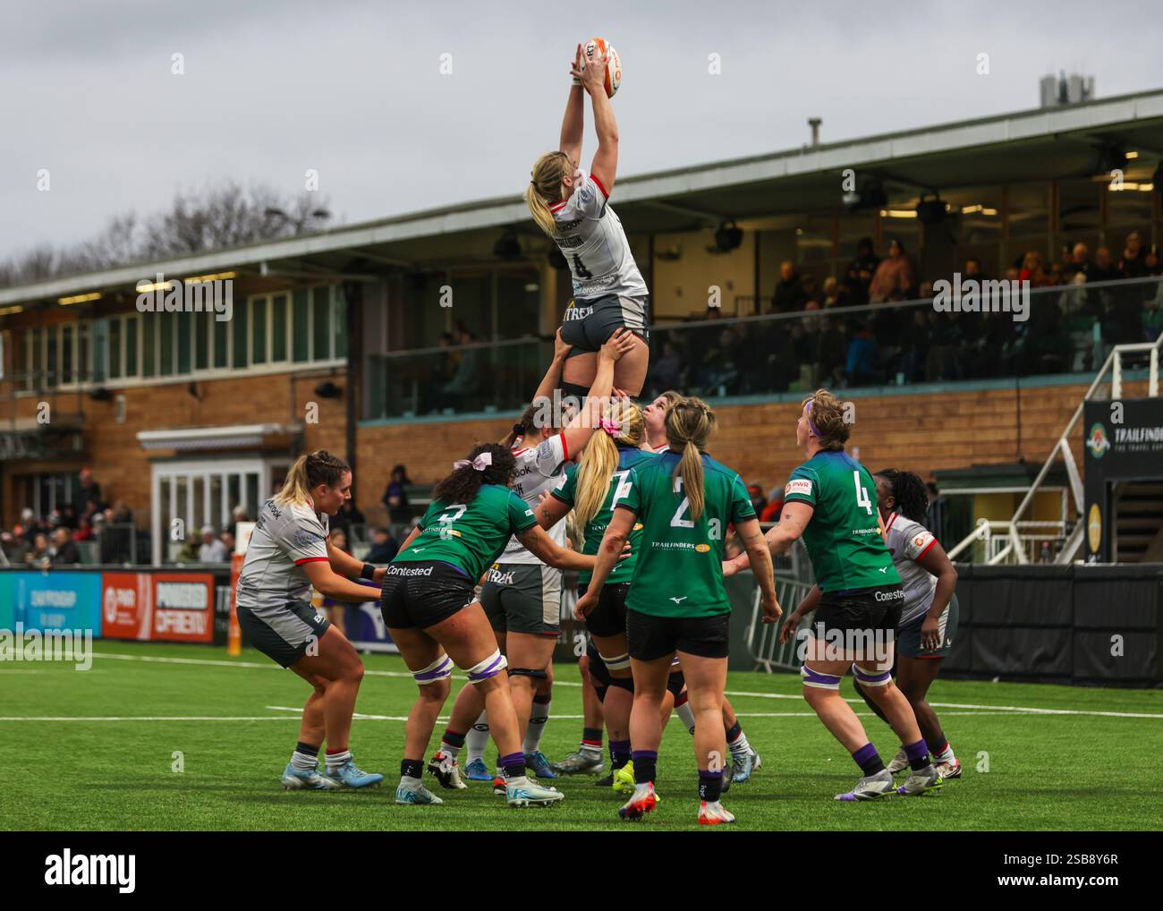 Londra, Regno Unito. 1 febbraio 2025. Rosie Galligan (Saracens) vince la palla line-out durante la partita Trailfinders Women vs Saracens Women al Vallis Way Stadium per la 16a giornata della Premiership Women's Rugby 2024/25. UK © ️ crediti: Elsie Kibue/Alamy Live News Foto Stock