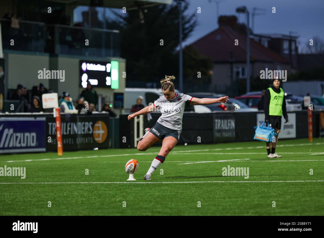 Londra, Regno Unito. 1 febbraio 2025. Beth Blacklock (Saracens) calca per una conversione durante la partita Trailfinders Women vs Saracens Women al Vallis Way Stadium per la 16a giornata della stagione 2024/25 di rugby femminile di Premiership. UK © ️ crediti: Elsie Kibue/Alamy Live News Foto Stock