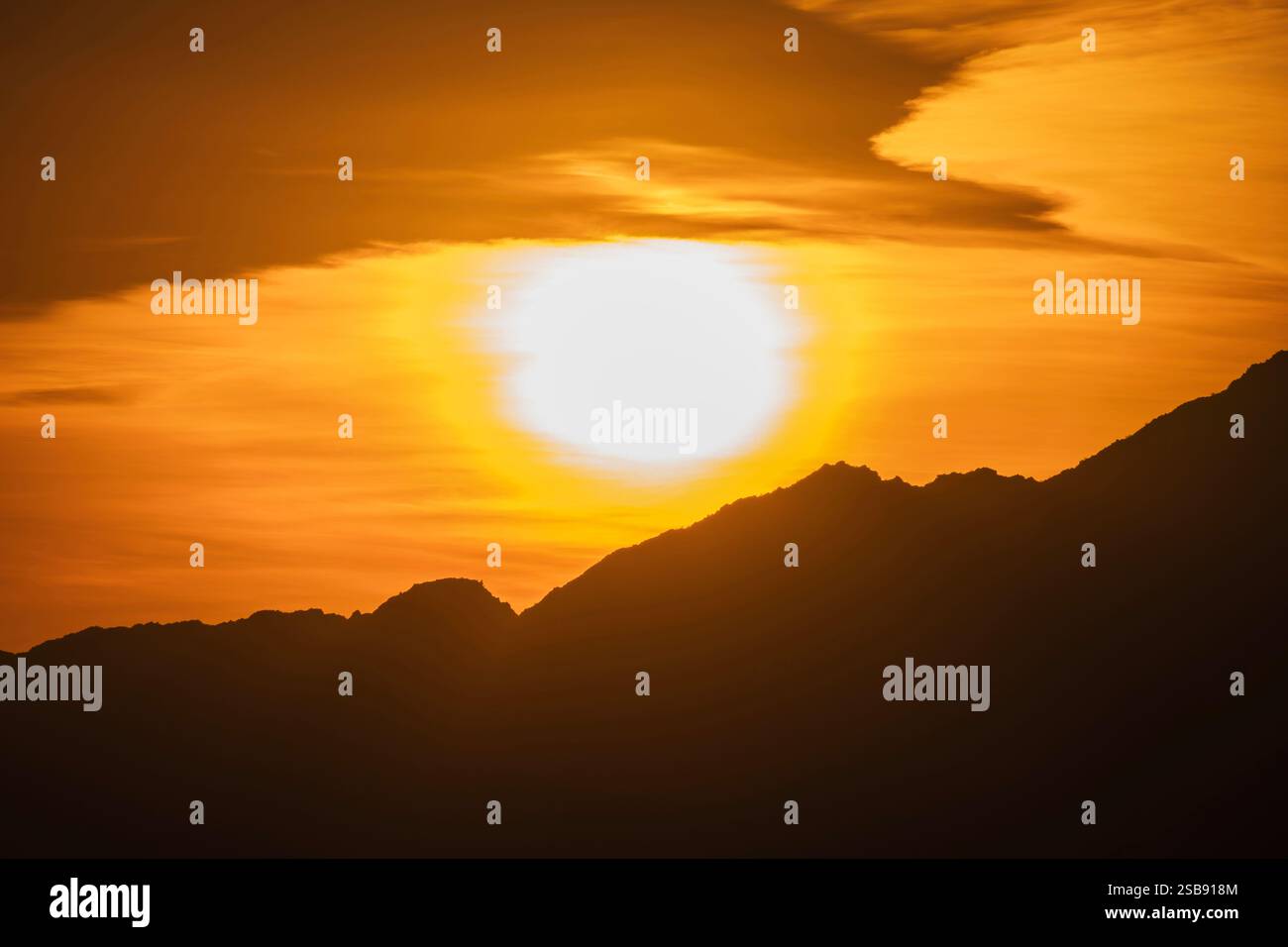 Alba sopra le cime delle montagne del deserto vicino a Palm Springs, in Palm Desert, California. Foto Stock