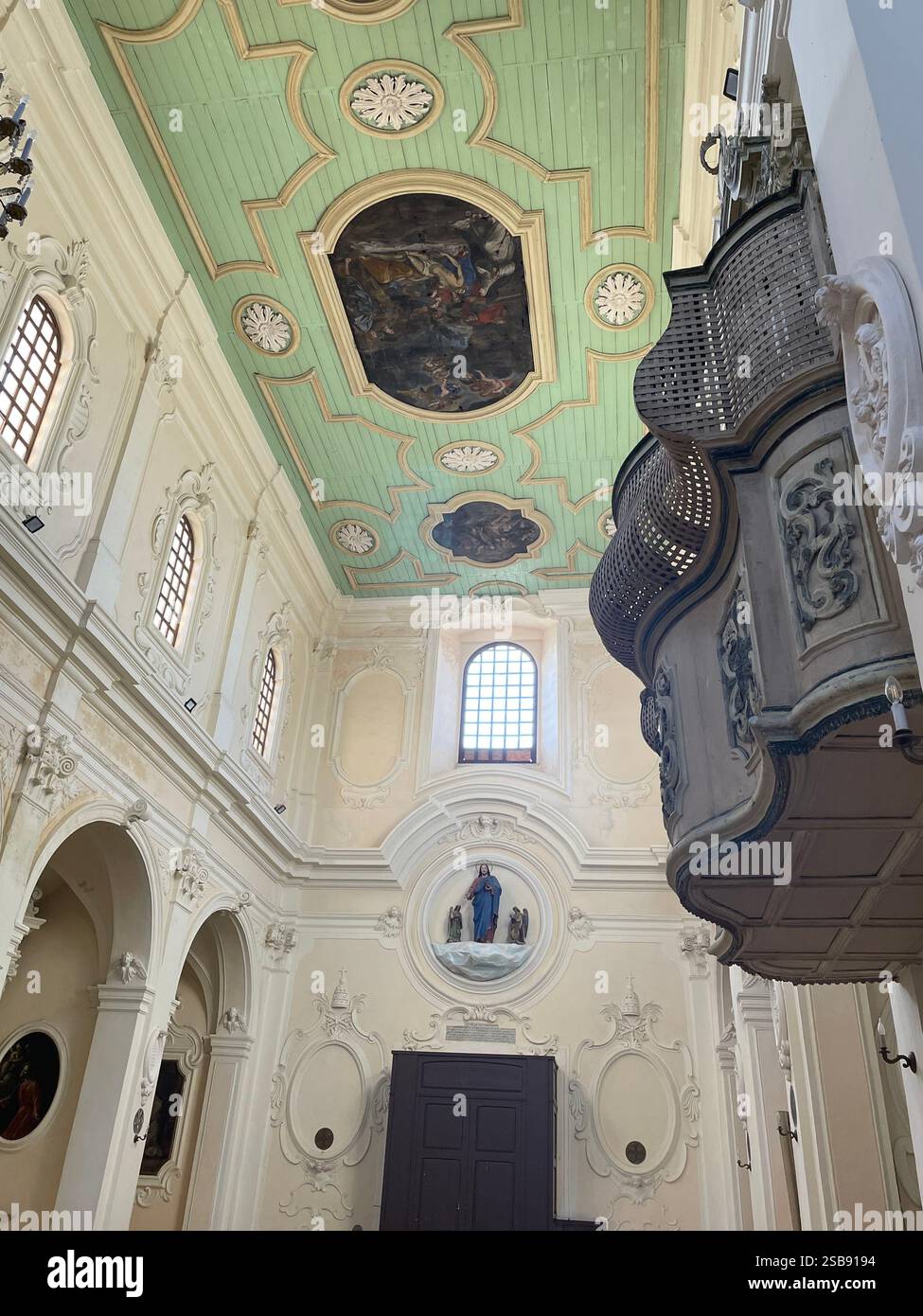 Nardo, Italia. Interno della Chiesa di San Domenico del XVI secolo. - Immagine stock catturata con smartphone