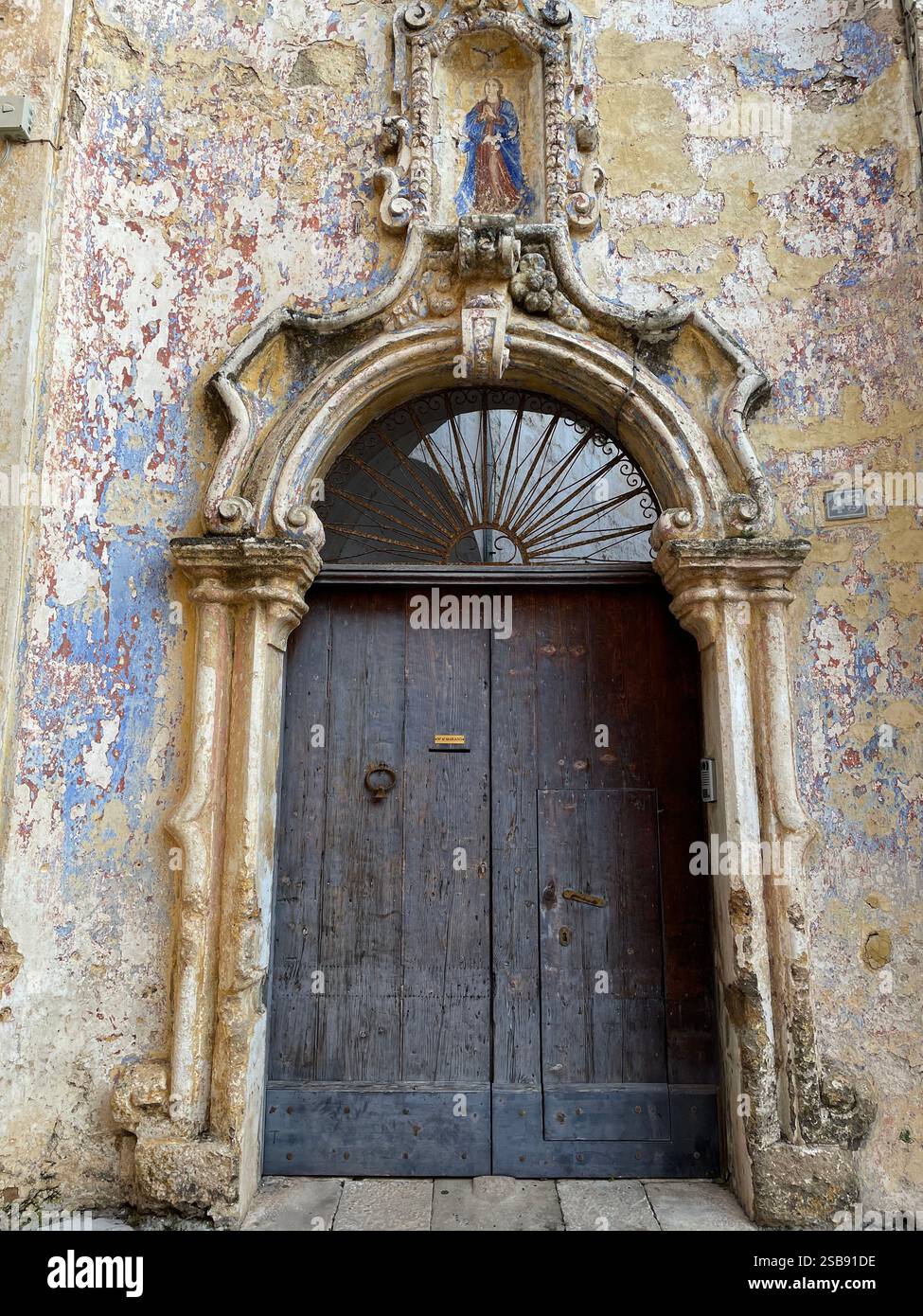 Bellissimo portale nel centro storico di Nardò, Italia - Immagine stock catturata con smartphone