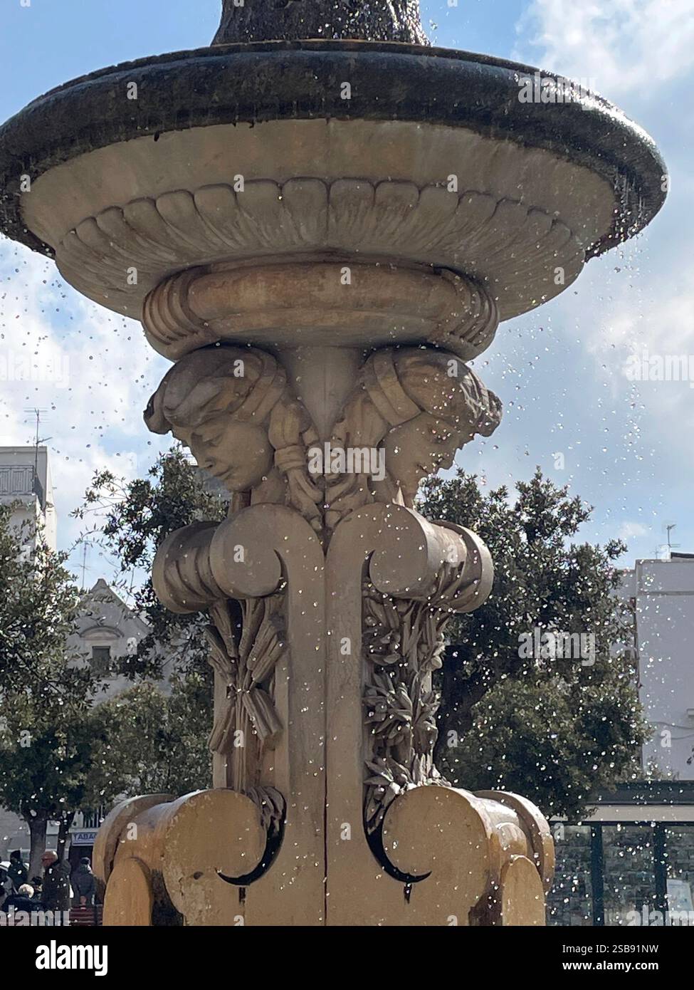 Noci, Italia. La fontana in Piazza Garibaldi. - Immagine stock catturata con smartphone