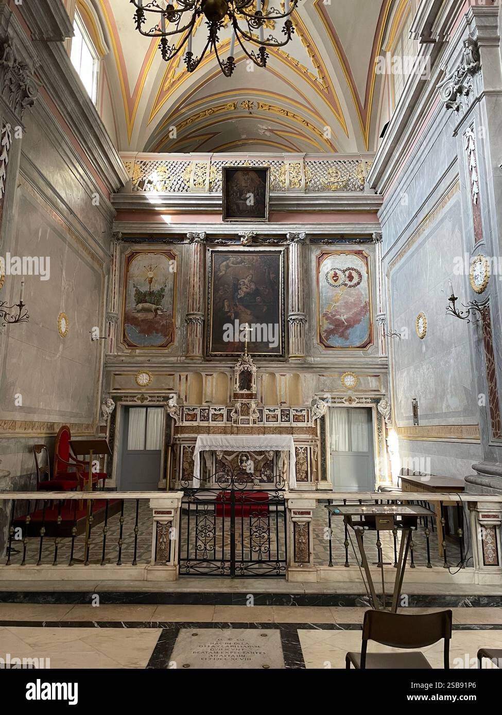 Noci, Italia. Interno della seicentesca Chiesa di Santa chiara. - Immagine stock catturata con smartphone