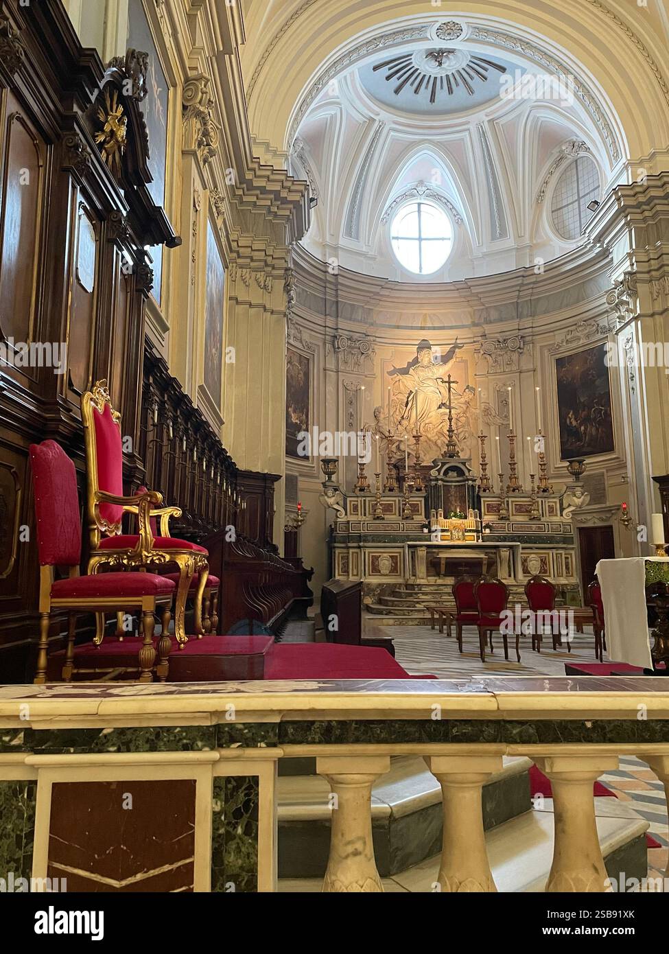 Molfetta, Italia. Interno della cattedrale di Molfetta. Le bancarelle del coro e l'imponente altare maggiore con un rilievo raffigurante l'assunzione di Maria. - Immagine stock catturata con smartphone