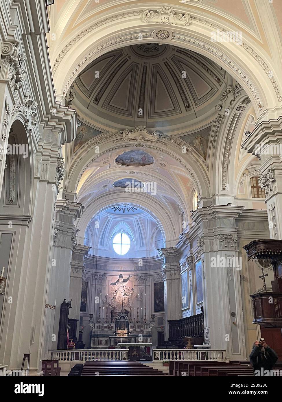 Molfetta, Italia. Interno della cattedrale di Molfetta. - Immagine stock catturata con smartphone