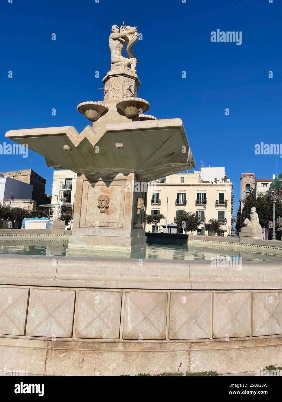 Mola di Bari, Italia. Vista su Piazza XX settembre, con la fontana-monumento al centro. - Immagine stock catturata con smartphone
